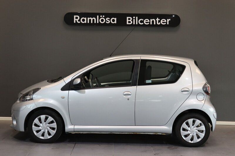 Silver Begagnad 2012 Toyota Aygo Halvkombi | 38 900 kr (Marknadspris) - Bild 1/4