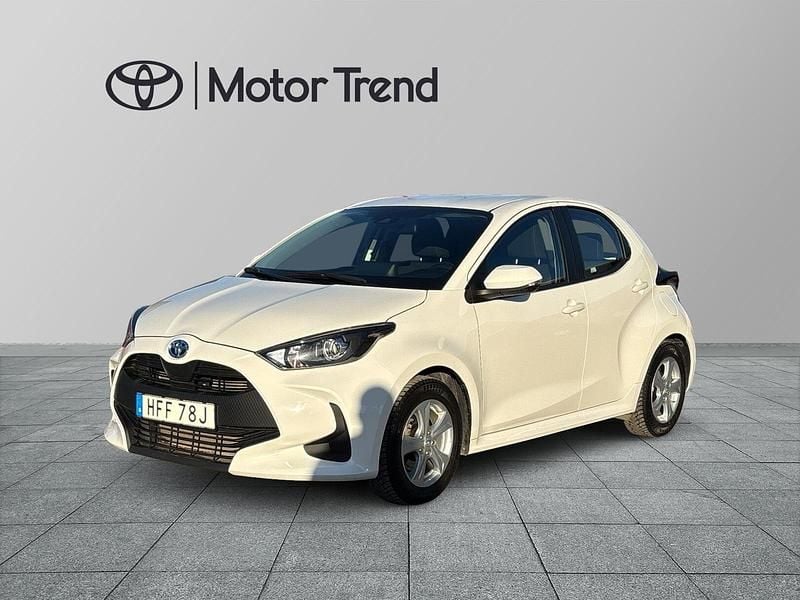 Vit Begagnad 2023 Toyota Yaris Hybrid Active | 204 900 kr (Superpris) - Bild 1/3