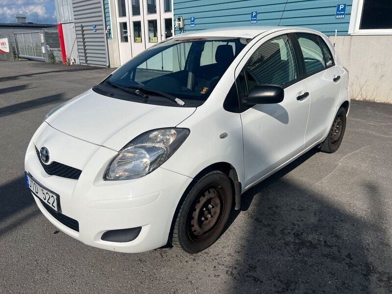 Vit Begagnad 2009 Toyota Yaris Halvkombi | 34 900 kr (Marknadspris) - Bild 1/4