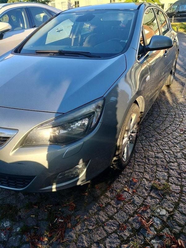 Grå Begagnad 2012 Opel Astra Enjoy Halvkombi | 32 000 kr (Bra pris) - Bild 1/3