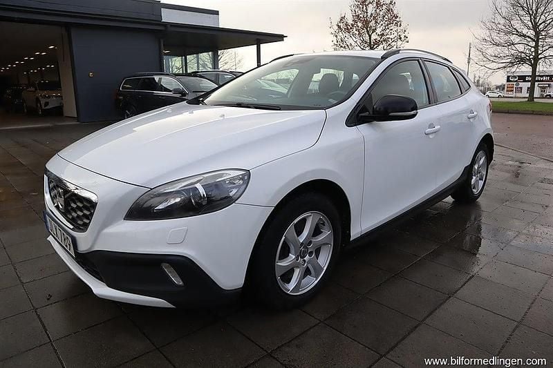 Begagnad Volvo V40 Momentum 150 HK (110 kW) 2014 Vit samma som bilen Halvkombi