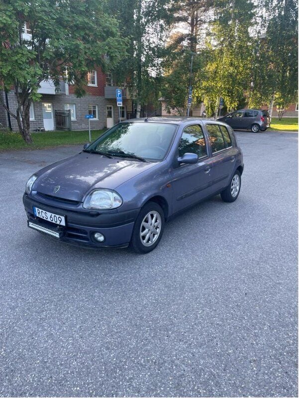 Blå Begagnad 2000 Renault Clio II Halvkombi | 15 000 kr (Marknadspris) - Bild 1/4