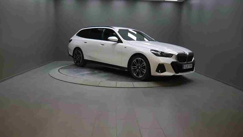 Vit Begagnad 2025 BMW 520 Kombi | 579 000 kr - Bild 1/1
