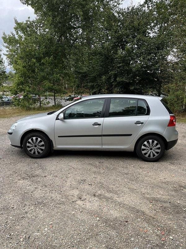 Silver Begagnad 2005 VW Golf IV Trendline Halvkombi | 32 900 kr (Marknadspris) - Bild 1/4