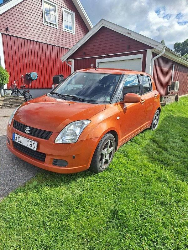 Orange Begagnad 2005 Suzuki Swift Halvkombi | 15 000 kr (Superpris) - Bild 1/2