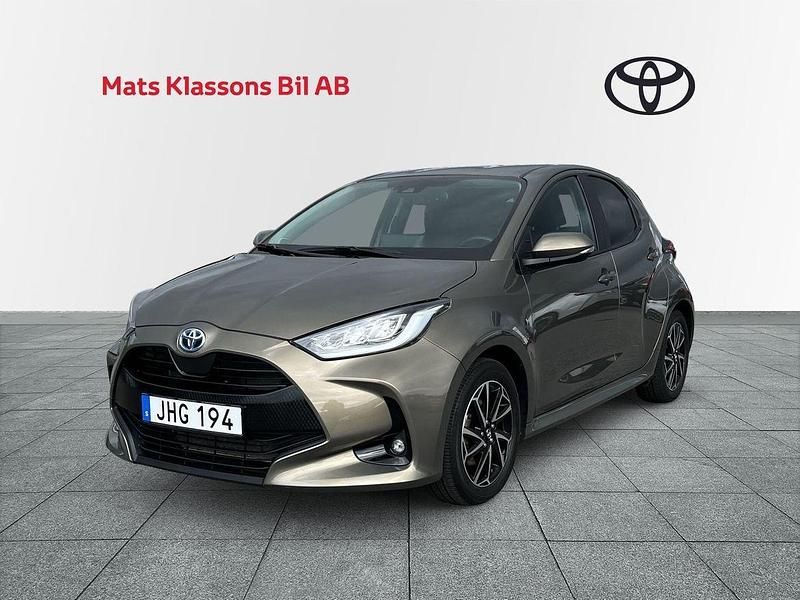 Grön Begagnad 2022 Toyota Yaris Hybrid Active Halvkombi | 229 000 kr (Marknadspris) - Bild 1/4