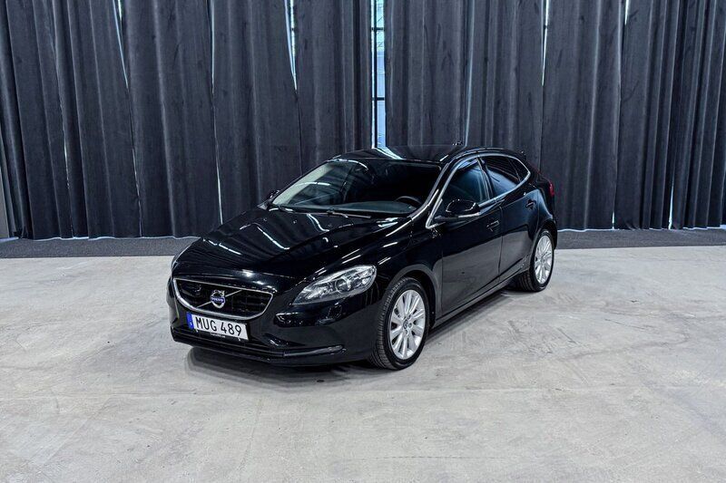 Svart Begagnad 2015 Volvo V40 Kombi | 149 900 kr (Lite dyr) - Bild 1/4