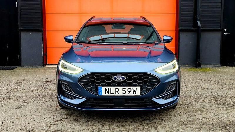 Blå Begagnad 2024 Ford Focus ST-Line Kombi | 349 900 kr - Bild 1/4