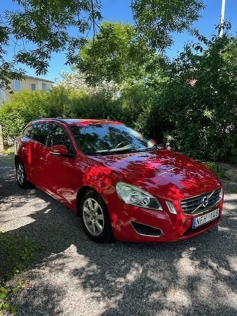 Röd Begagnad 2013 Volvo V60 Kombi | 79 900 kr (Superpris) - Bild 1/3
