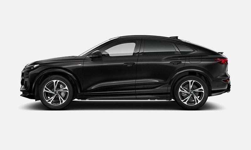 Svart (mytsvart metallic) Ny 2025 Audi Q6 Sportback e-tron Design SUV | 1 026 600 kr - Bild 1/4