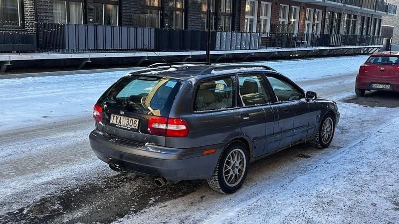 Begagnad Volvo V40 163 HK (119 kW) 2003 Grå Kombi
