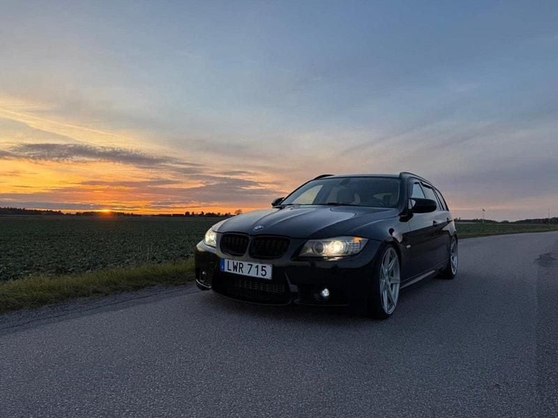 Svart Begagnad 2012 BMW 320 Efficient Dynamics Kombi | 80 000 kr (Bra pris) - Bild 1/4