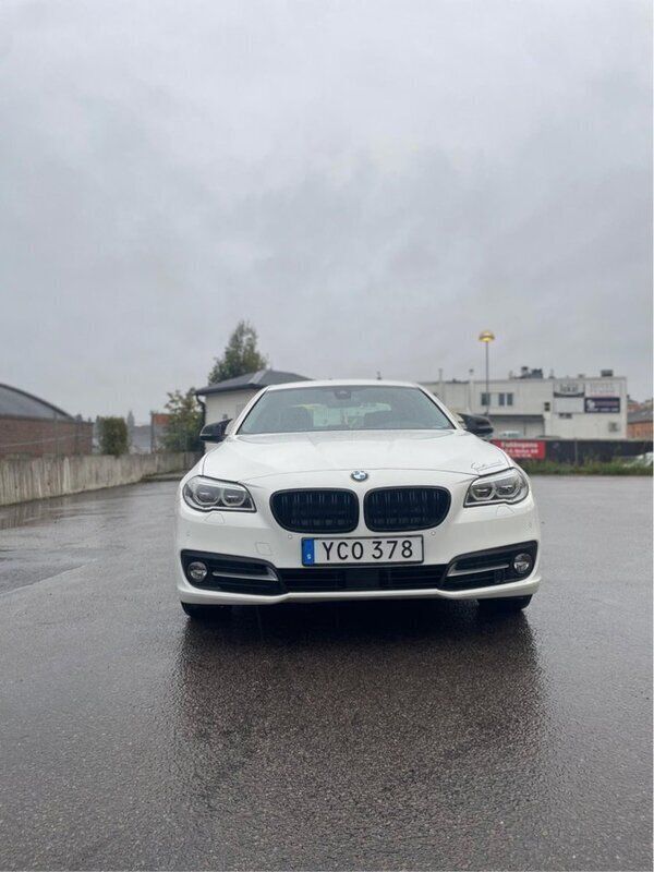 Vit Begagnad 2016 BMW 520 Sedan | 150 000 kr (Marknadspris) - Bild 1/4
