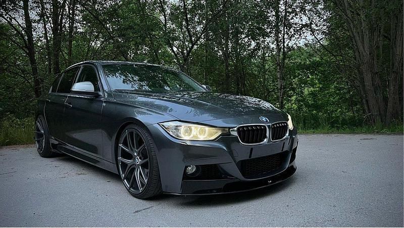Grå Begagnad 2012 BMW 318 M Sport Sedan | 139 000 kr (Dyr) - Bild 1/4