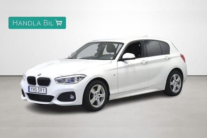 Vit Begagnad 2016 BMW 118 Shadowline Halvkombi | 129 900 kr (Bra pris) - Bild 1/4