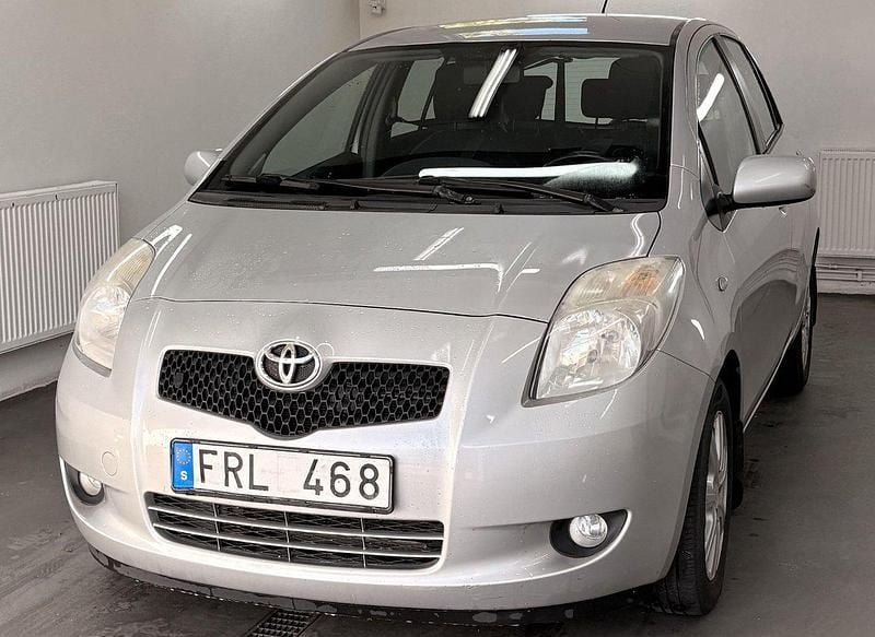 Silver Begagnad 2007 Toyota Yaris Halvkombi | 24 500 kr (Marknadspris) - Bild 1/4
