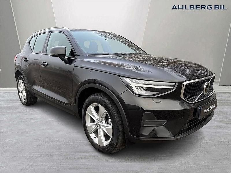 Svart Begagnad 2022 Volvo XC40 Core SUV | 319 500 kr (Marknadspris) - Bild 1/3