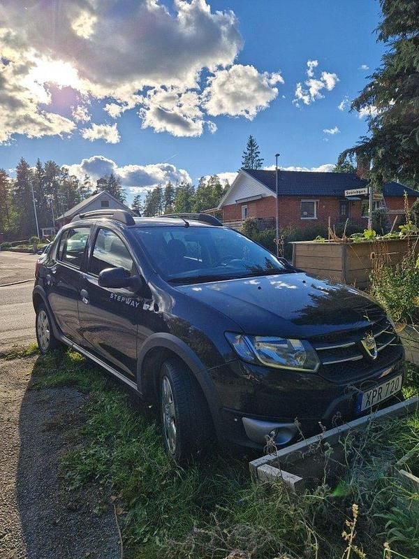 Svart Begagnad 2014 Dacia Sandero Stepway Halvkombi | 47 000 kr (Marknadspris) - Bild 1/4