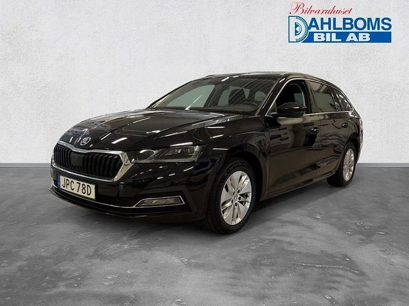Svart (black magic pearl) Begagnad 2021 Skoda Octavia Style Kombi | 278 900 kr (Marknadspris) - Bild 1/4