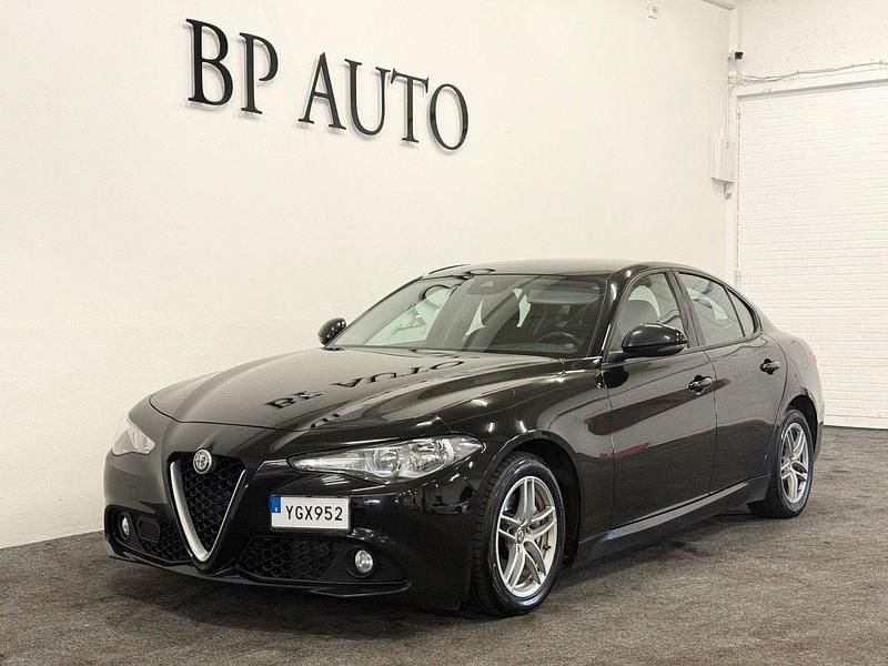 Svart Begagnad 2016 Alfa Romeo Giulia Sedan | 119 900 kr (Lite dyr) - Bild 1/4