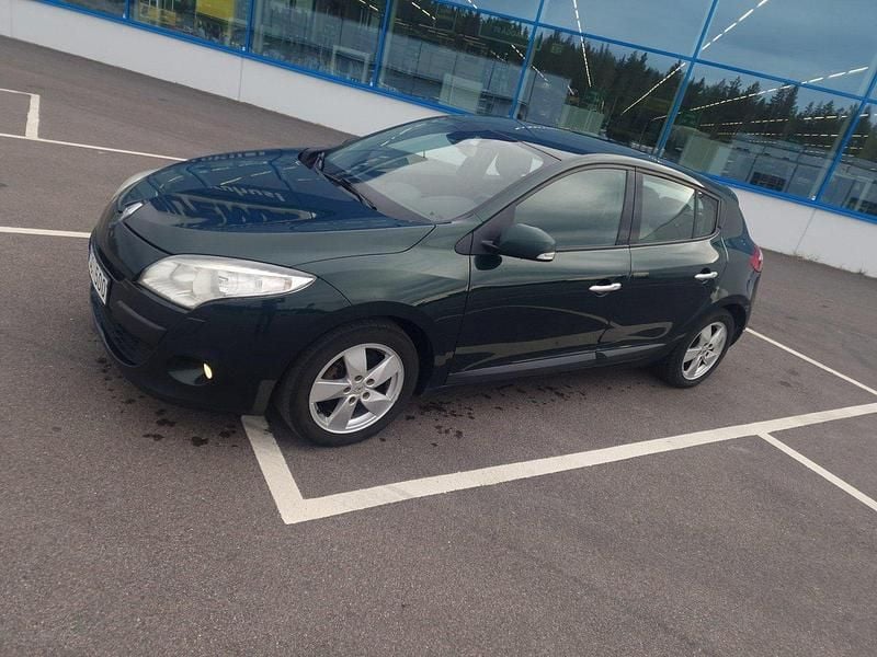 Grön Begagnad 2010 Renault Mégane III Halvkombi | 39 900 kr (Marknadspris) - Bild 1/4