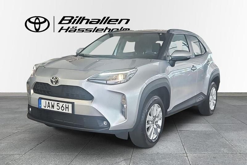 Silver Begagnad 2024 Toyota Yaris Hybrid Active SUV | 289 900 kr (Marknadspris) - Bild 1/4