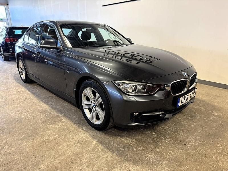 Grå Begagnad 2014 BMW 318 Sport Line Sedan | 139 900 kr (Bra pris) - Bild 1/4
