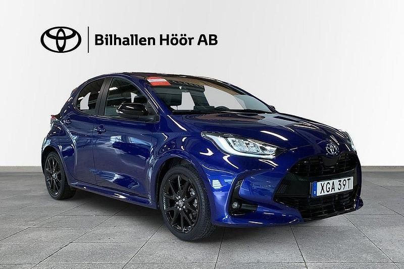 Mörkblå Begagnad 2022 Toyota Yaris Hybrid Style Halvkombi | 234 900 kr (Marknadspris) - Bild 1/3