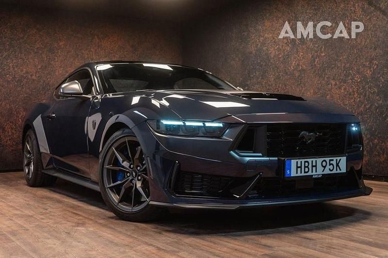 Blå Begagnad 2024 Ford Mustang Dark Horse Sportkupé | 699 500 kr (Marknadspris) - Bild 1/4