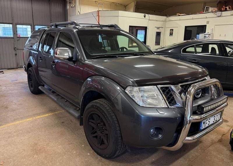 Mörkgrå (grå) Begagnad 2012 Nissan Navara Pickup | 124 900 kr (Marknadspris) - Bild 1/4