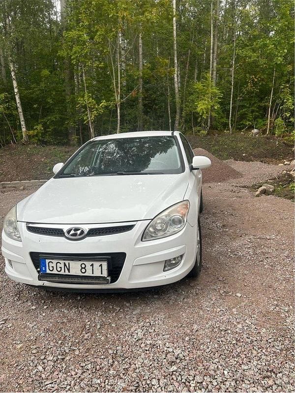 Vit Begagnad 2008 Hyundai i30 Halvkombi | 38 500 kr (Marknadspris) - Bild 1/4