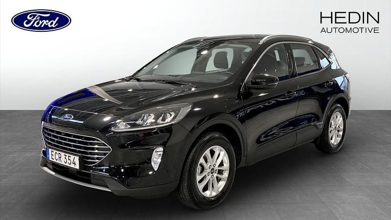 Svart (black) Begagnad 2022 Ford Kuga Titanium SUV | 234 900 kr (Marknadspris) - Bild 1/4