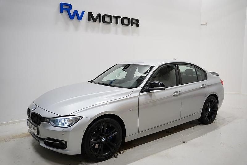 Silver Begagnad 2014 BMW 328 Sport Line Sedan | 179 900 kr (Marknadspris) - Bild 1/4