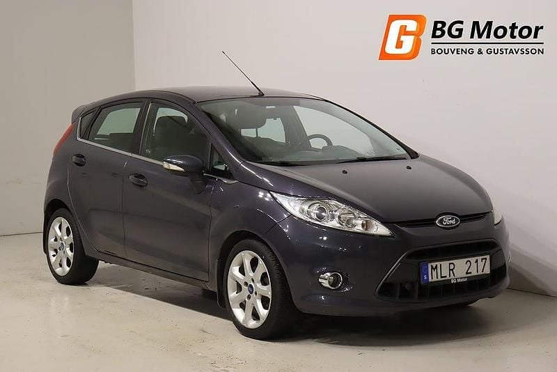 Grå Begagnad 2011 Ford Fiesta Titanium Halvkombi | 29 900 kr (Marknadspris) - Bild 1/4