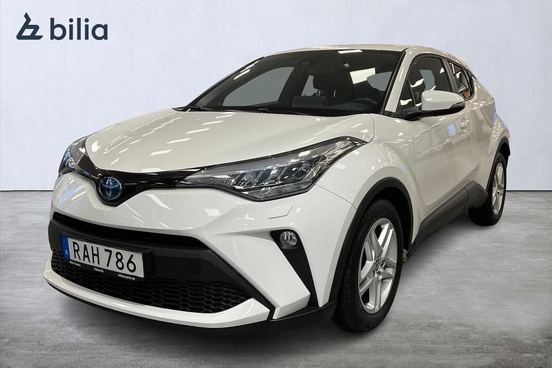 Vit Begagnad 2022 Toyota C-HR Active SUV | 259 900 kr (Marknadspris) - Bild 1/3