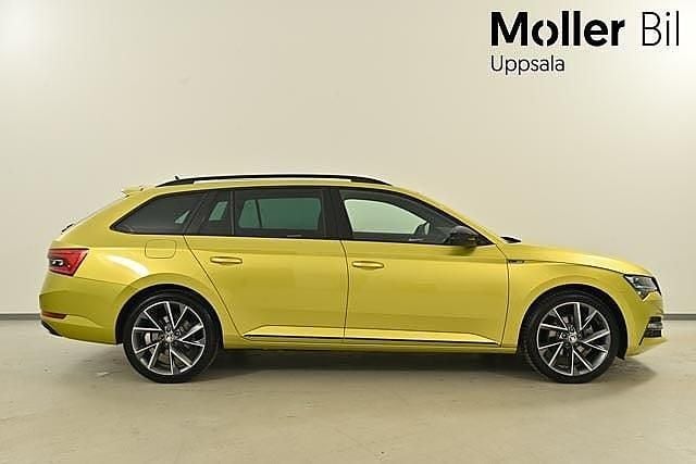 Begagnad Skoda Superb 2024 Gul Kombi