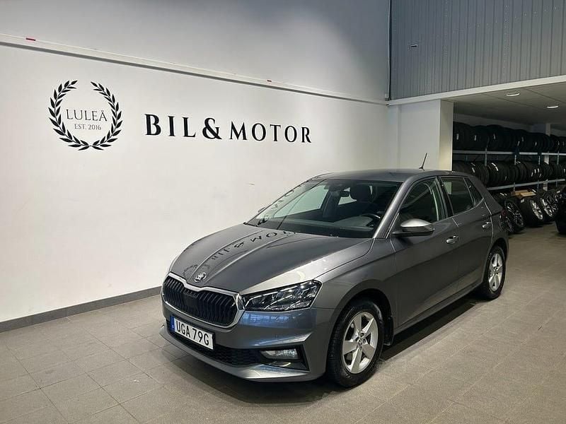 Grå Begagnad 2022 Skoda Fabia Comfort Halvkombi | 199 900 kr (Lite dyr) - Bild 1/4