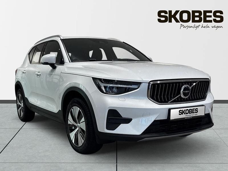 Vit Begagnad 2023 Volvo XC40 Core SUV | 309 900 kr (Marknadspris) - Bild 1/3