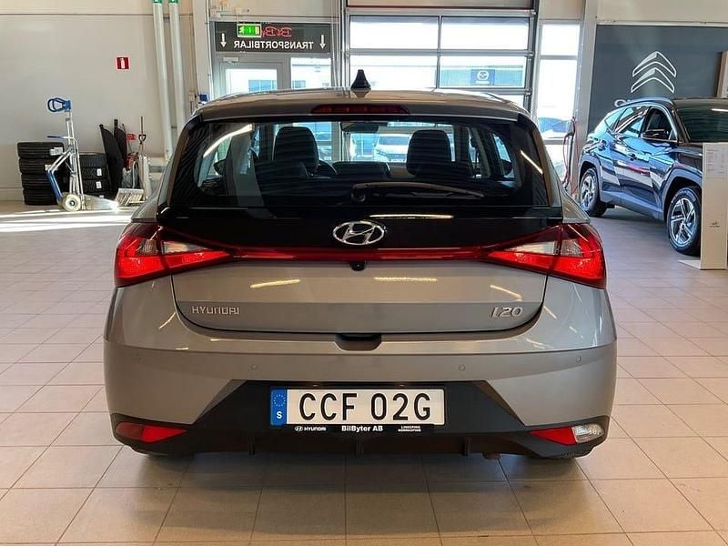 Begagnad Hyundai i20 Essential 120 HK (88 kW) 2022 Grå Halvkombi