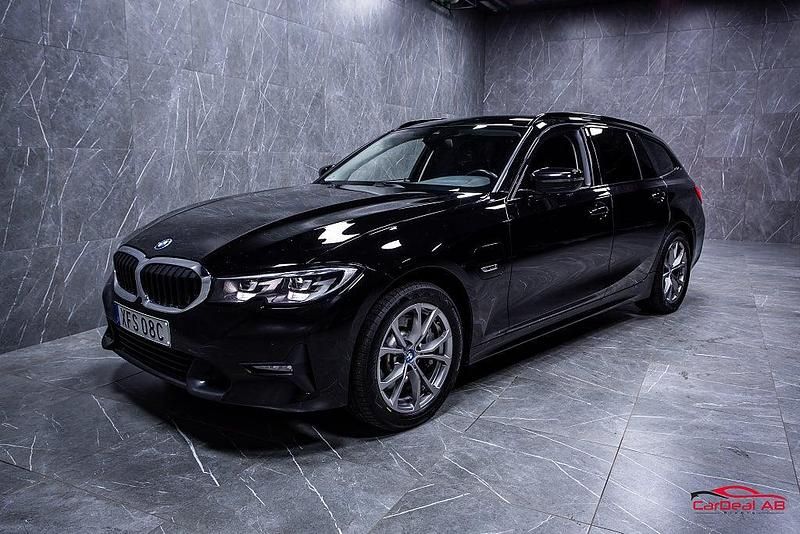 Begagnad BMW 330e Sport Line 184 HK (135 kW) 2021 Svart Kombi