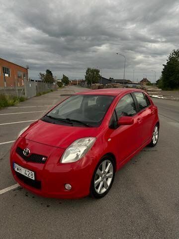 Röd Begagnad 2007 Toyota Yaris Halvkombi | 36 000 kr - Bild 1/4