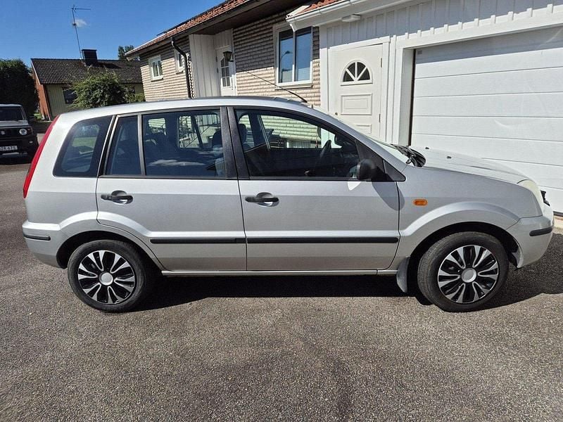 Silver Begagnad 2005 Ford Fusion Halvkombi | 12 000 kr (Marknadspris) - Bild 1/4