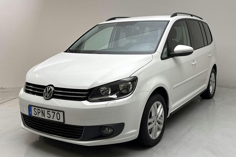 Vit Begagnad 2015 VW Touran Minibuss | 82 000 kr - Bild 1/4