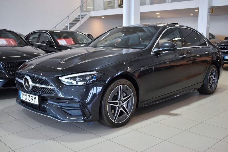 Grå Begagnad 2022 Mercedes C300e AMG Sedan | 699 000 kr - Bild 1/4