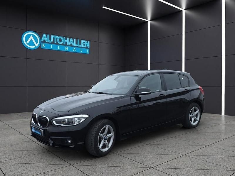 Svart Begagnad 2017 BMW 118 Advantage Halvkombi | 169 391 kr (Marknadspris) - Bild 1/4