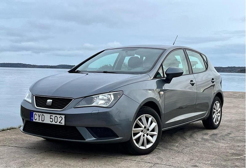 Grå Begagnad 2013 Seat Ibiza Style Halvkombi | 48 000 kr (Marknadspris) - Bild 1/4