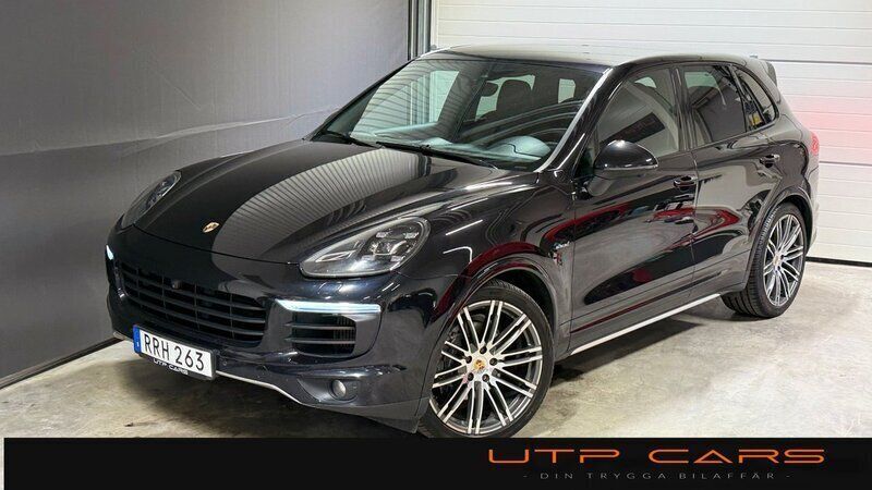 Svart Begagnad 2015 Porsche Cayenne Sport SUV | 319 800 kr (Marknadspris) - Bild 1/4