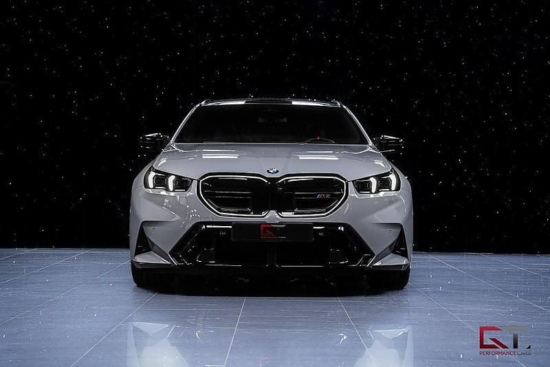 Ny BMW M5 Comfort Edition 728 HK (535 kW) 2025 M brooklyn grey metallic 4250 Kombi