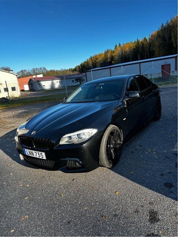 Svart Begagnad 2011 BMW 525 M Sport Sedan | 120 000 kr (Marknadspris) - Bild 1/4