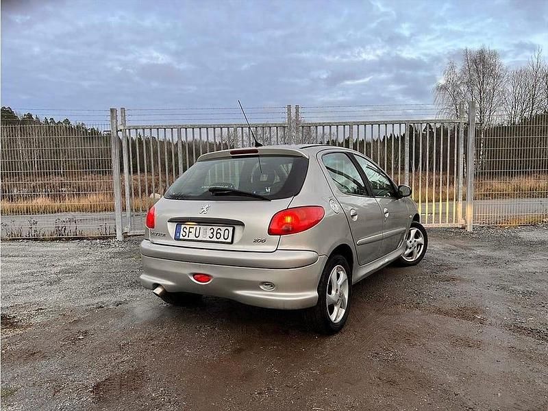 Begagnad Peugeot 206 75 HK (55 kW) 2006 Grå Halvkombi
